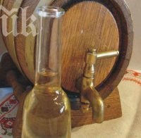 Пияница отмъкна 6 литра домашна ракия от мазе