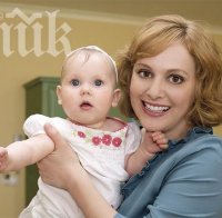 Параскева Джукелова кърми на сцената
