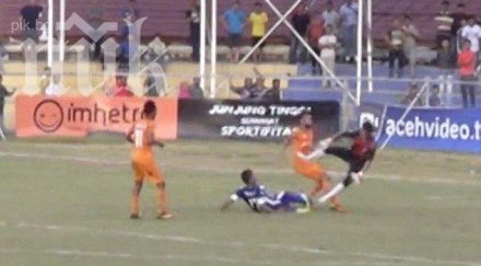 футболист почина брутален фал видео