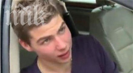 едно оцелелите момчета увиснах градусов склон хванаха ръката