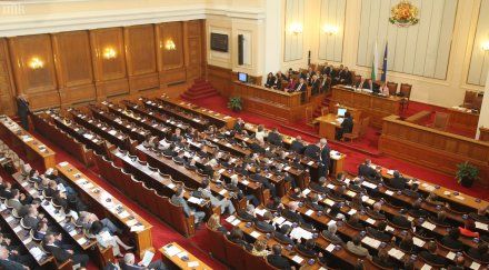 наглост депутатите пак отпуск