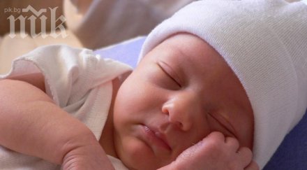 момиченце години помогна майка роди