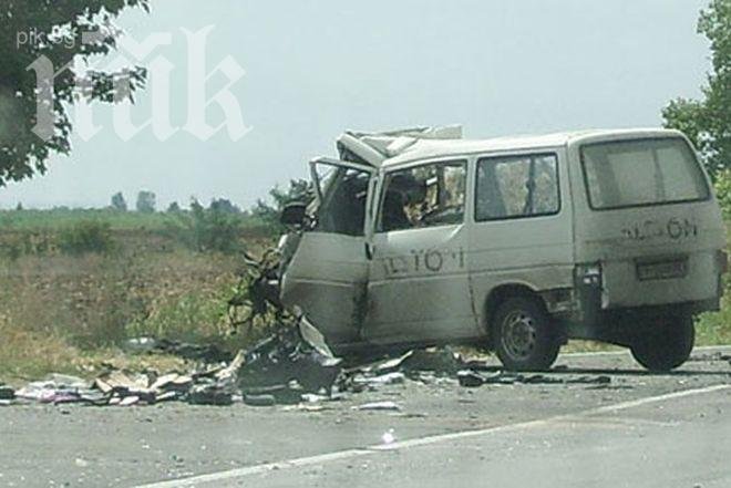Бус катастрофира на „Околовръстен път”, шофьорът е в болница