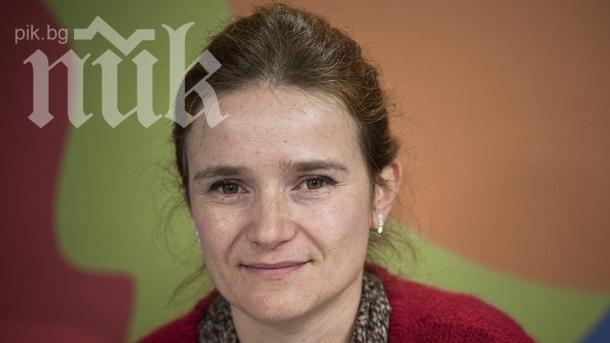 Семейна драма с Достена Лаверн! Бившият й мъж я обвинява, че е отвлякла 10-годишната им щерка Мария! Вижте екшъна, след който осъдиха Достена!