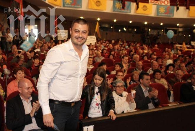 Бареков пое грижата на зарязано от държавата дете