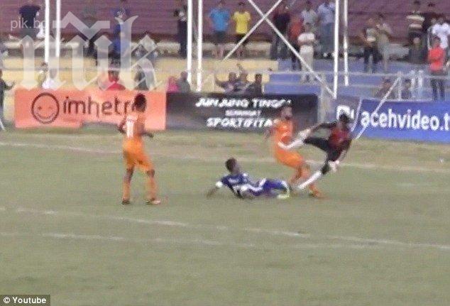 Футболист почина след брутален фал (видео)