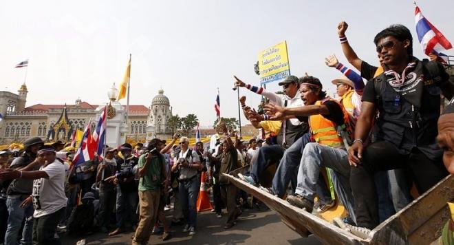 Армията на Тайланд въведе военно положение