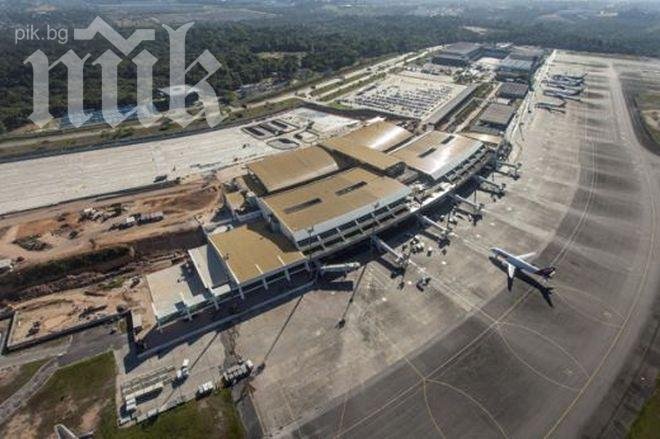 Срути се покрив от летище на Световното