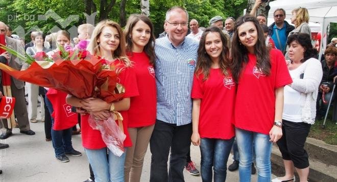 Станишев раздава тениски с Шулц в Шумен