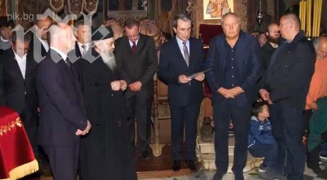 Шок! Чуйте как Орешарски чете Господнята молитва: ... Не ни навеждай в изкупление на избрания ни от лукавия! (аудио)