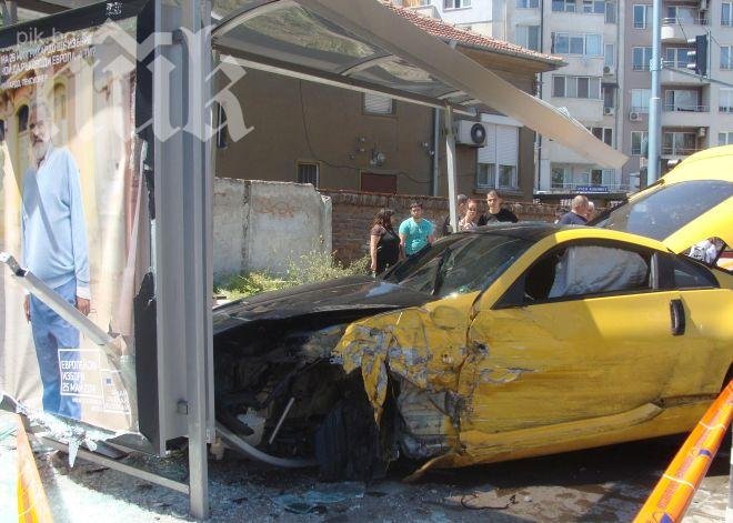 Ученичката, която бе пометена на спирка в Пловдив, е в много тежко състояние (снимки)