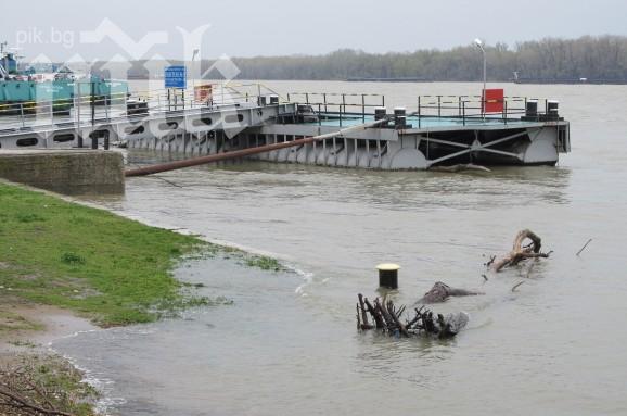 Дунав потопи пристанище на Русе, чака се приливна вълна в сряда