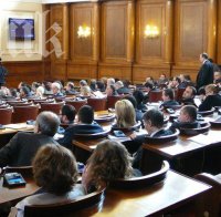 Посрещат депутатите с плакат 