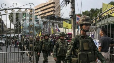 тайландската армия въведе полицейски час спря излъчването електронните медии