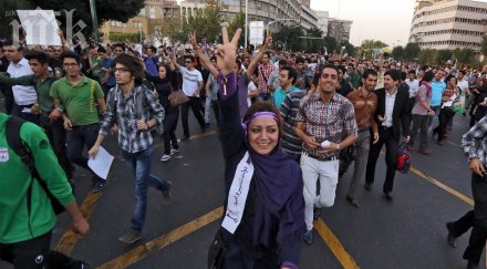 полицията техеран освободи младежите заснели клип песен фарел уилямс