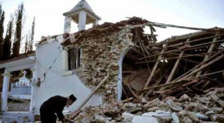 безумие пернишки фамилии живеят фургони заради земетресението 2012