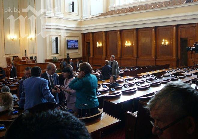 Депутатите от властта провалиха кворума за вота на недоверие срещу правителството