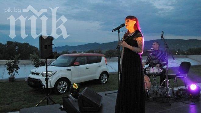 Рут Колева представи на покрив новото си парче (снимка)