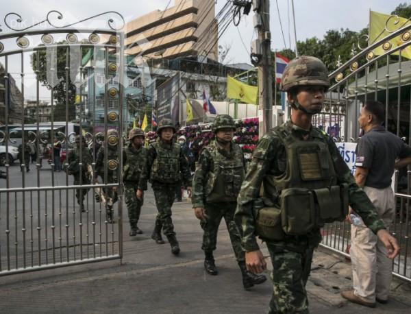 Тайландската армия въведе полицейски час и спря излъчването на електронните медии