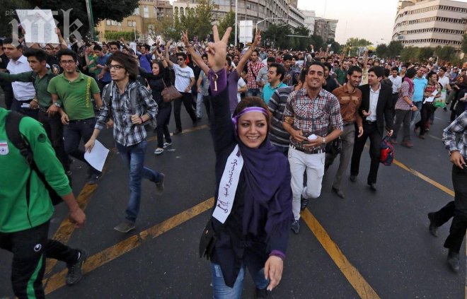 Полицията в Техеран освободи младежите, заснели клип към песен на Фарел Уилямс