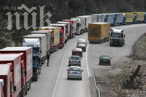 Огромна опашка от ТИР-ове блокира ГКПП Калотина