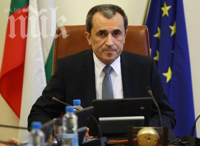 Орешарски отпусна 42 милиона лева за учебници!