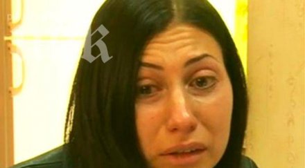 свекърва съпруг налагат майка училищен коридор