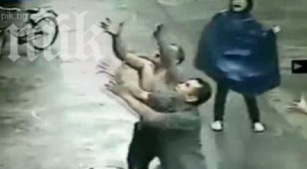 спиращ дъха момент случаен минувач хвана бебе паднало прозорец видео