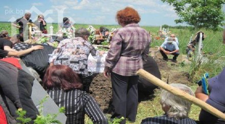 нежни стихове бели цветя изпратиха красавицата валя сетния път