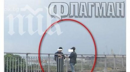 млад мъж надвесил перилата прелез бургас