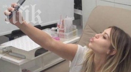 жените прекарват месец живота правене селфита