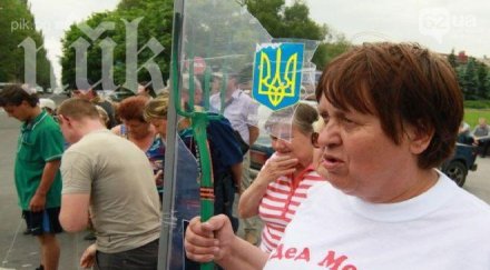 гневна пенсионерка троши избирателни урни вила видео