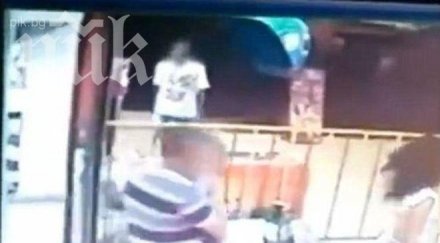 младеж гръмна главата кръстник тригодишната дъщеря потресаващо видео