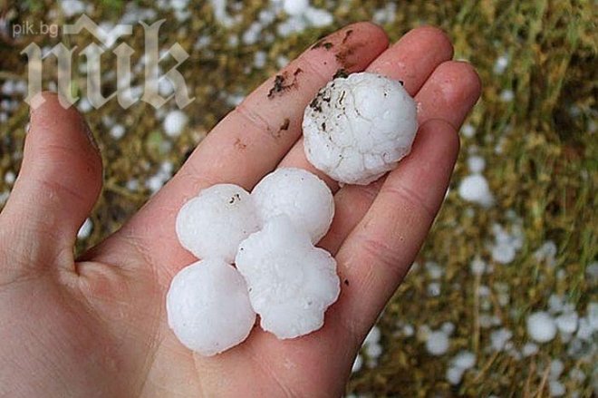 Силна градушка удари Балчик (снимки)