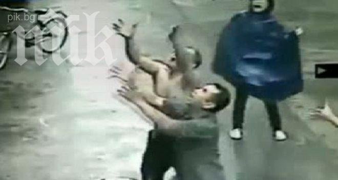 Спиращ дъха момент: Случаен минувач хвана бебе, паднало от прозорец (видео)