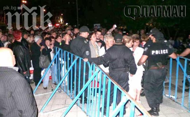 Среднощен ад! Членове на СИК се вдигнаха на бунт в Бургас (снимки)