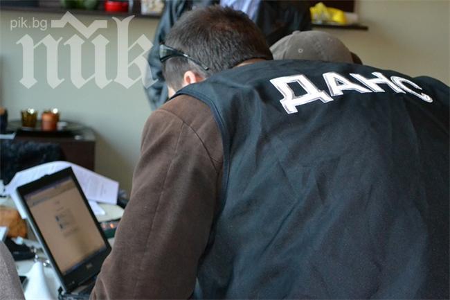 Акция на ДАНС в Петрич! Иззеха автомати, гранати, наркотици, извършват се арести