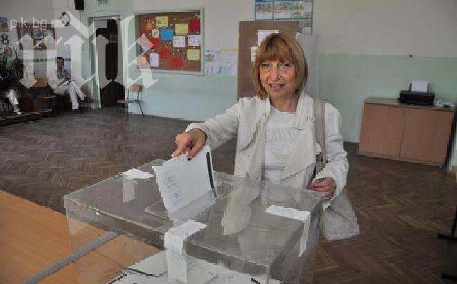 Министър Клисарова гласува във Варна
