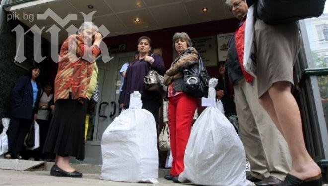 Напрежение в НДК! Стотици председатели на СИК още не могат да си предадат протоколите, полиция ги укротява!