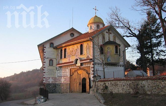Невероятна тайна в Клисурския манастир! Вижте какви чудеса твори иконата на Кирил и Методий!