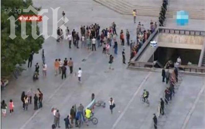 Здрави момчета се събират около НДК, жандармерията е нащрек