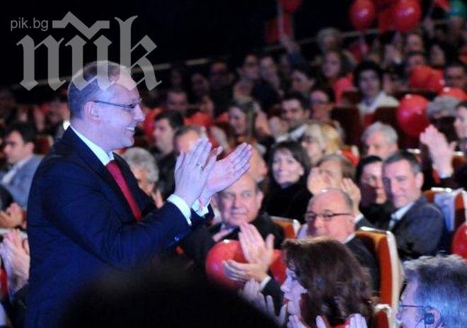 Само в ПИК! Карат насила работници на Ковачки да напълнят площада в БСП за закриването на предизборната кампания!