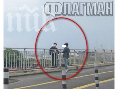 Млад мъж се е надвесил над перилата на ж.п. прелез в Бургас