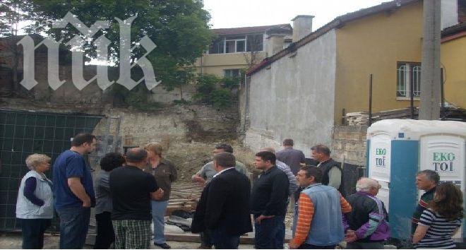 Река изби от строеж във Варна, залива цяла улица (снимки)