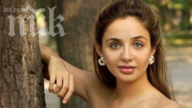 Елен Колева се фука с книга
