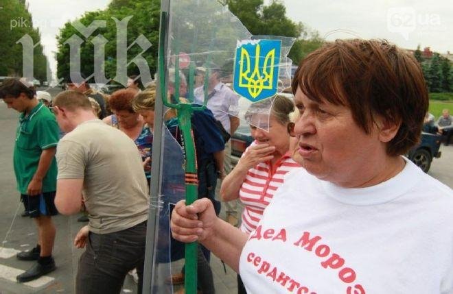 Гневна пенсионерка троши избирателни урни с вила (видео)