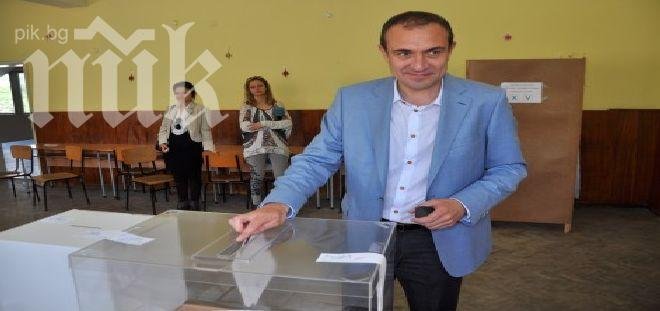 Борислав Гуцанов упъти граждани към урните и гласува за промяна