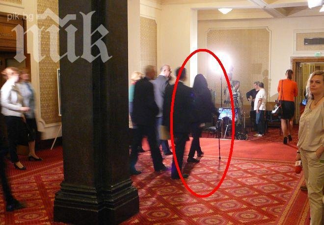 Лили Павлова се жертва за партията, куца с бастун в парламента след тежка травма (снимки)