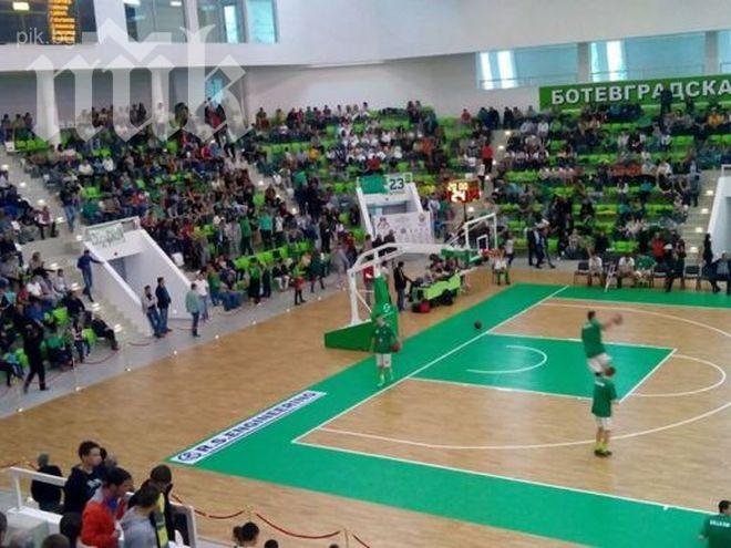 Меле в Ботевград! Бият съдии, прекратиха мача за третото място