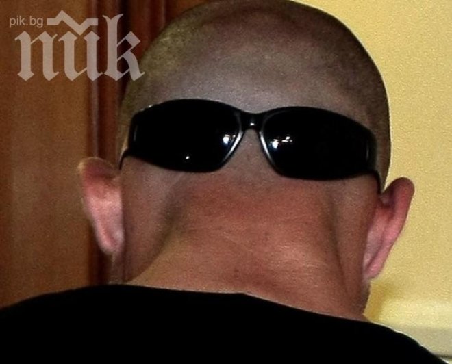 Добре охранен бизнесмен се измъква от ударите на закона